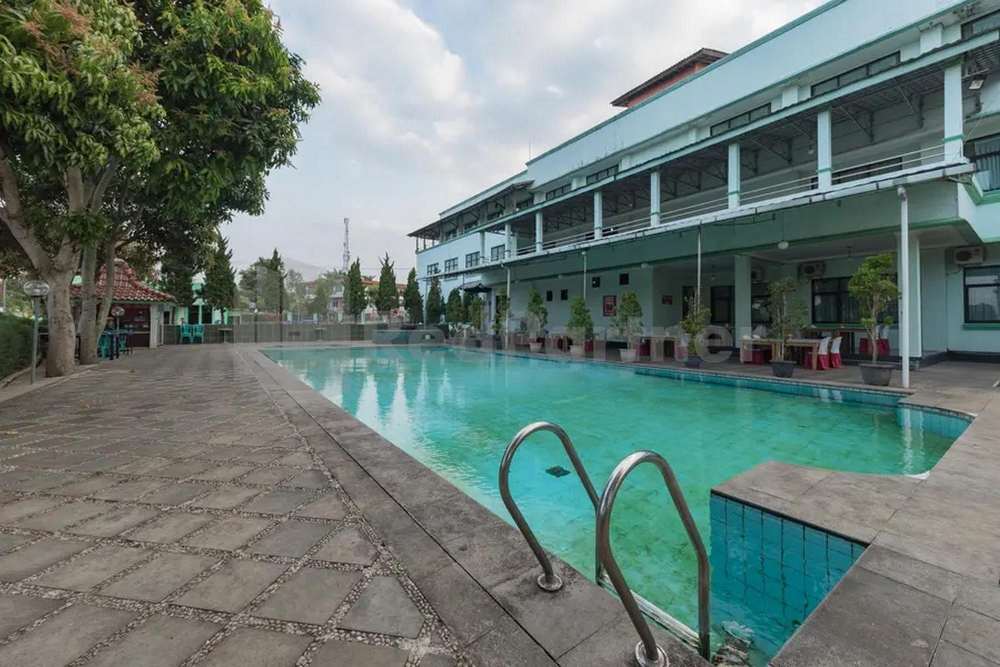Hotel Ayong Linggarjati Kuningan Mitra Reddoorz Exterior photo